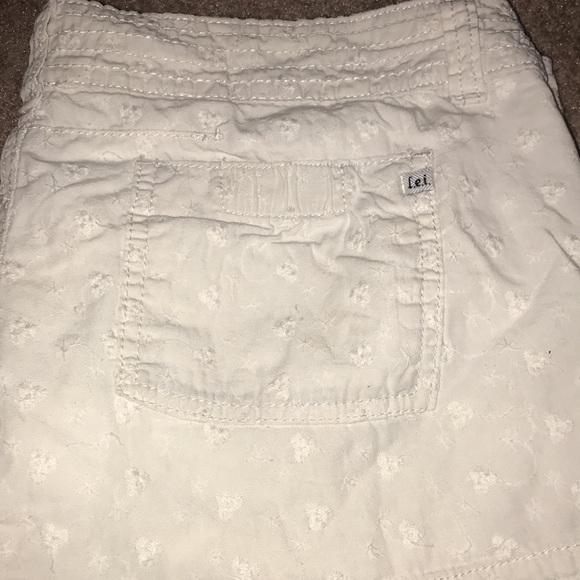Cute flower imprinted white shorts - Picture 3 of 3